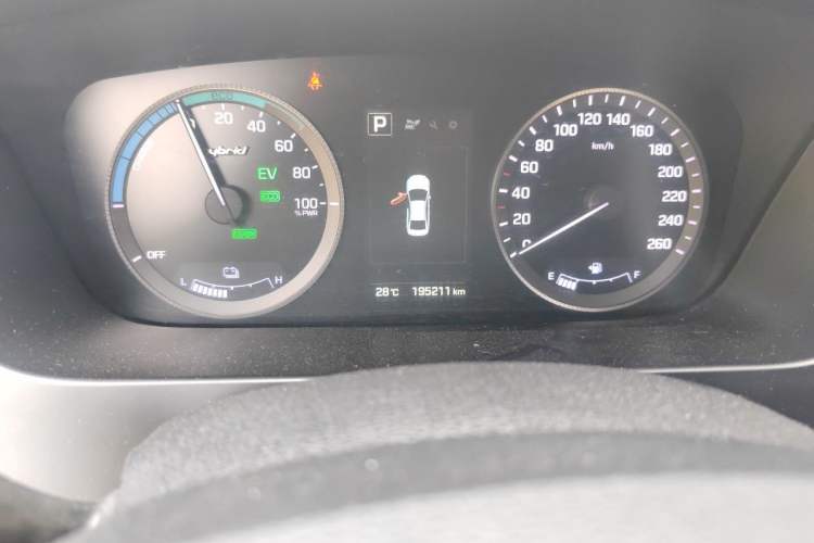 Used Hyundai Sonata 2016 2.0L Hybrid HE Smart Version Odometer Close Up