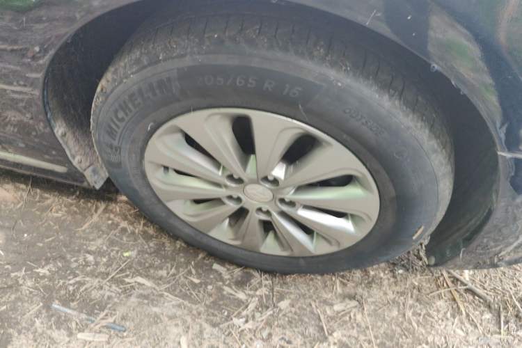 Used Hyundai Sonata 2016 2.0L Hybrid HE Smart Version Right Front Wheel Hub