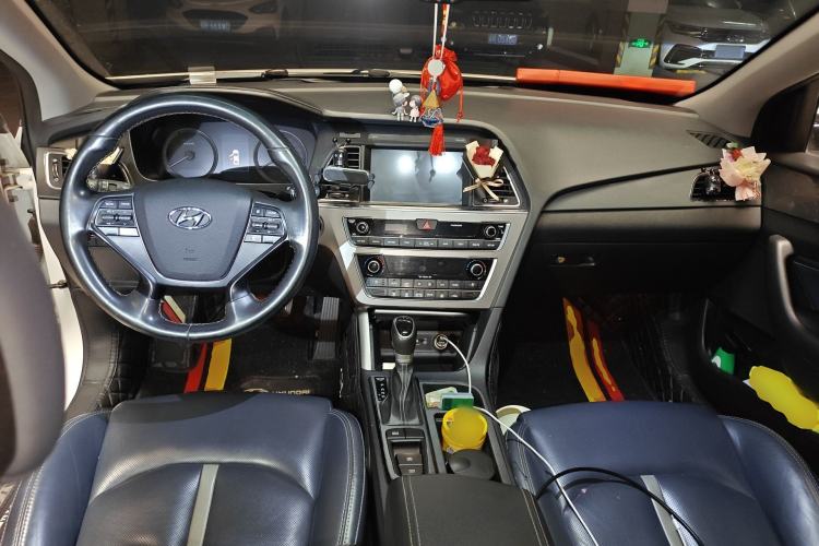 Used Hyundai Sonata 2016 2.0L Hybrid HL Luxury Version Center Console