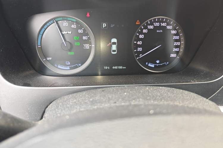 Used Hyundai Sonata 2016 2.0L Hybrid HE Smart Version Odometer Close Up