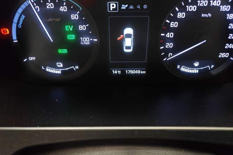 Used Hyundai Sonata 2016 2.0L Hybrid HL Luxury Version Odometer Close Up