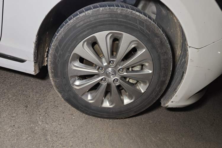 Used Hyundai Sonata 2016 2.0L Hybrid HE Smart Version Right Front Wheel Hub