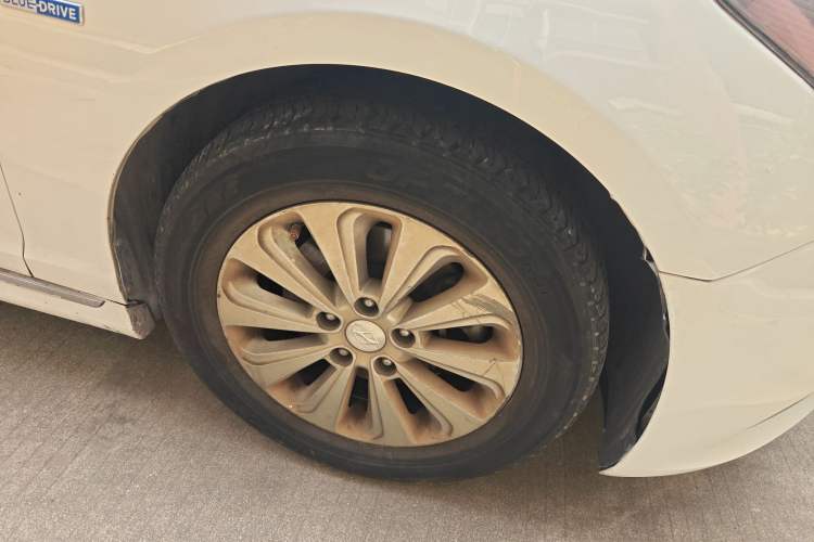 Used Hyundai Sonata 2016 2.0L Hybrid HE Smart Version Right Front Wheel Hub