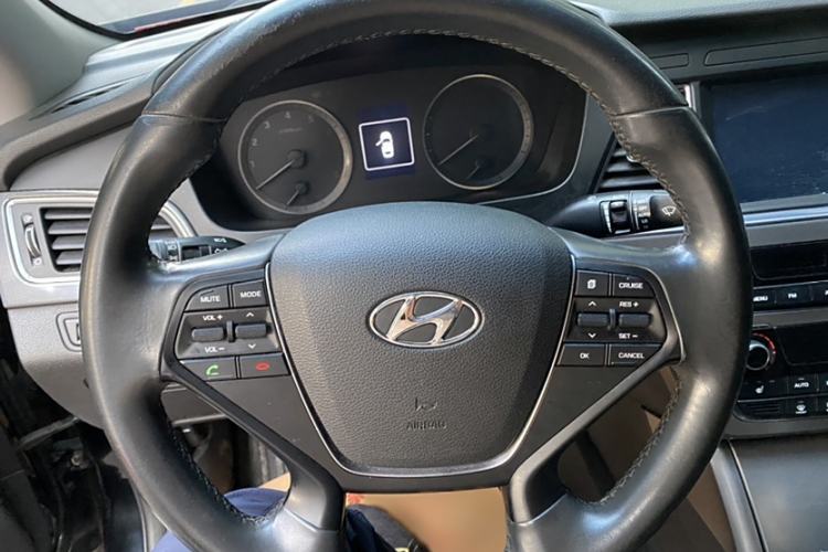 Used Hyundai Sonata 2017 2.4L DLX Premium Model Interior 2