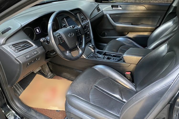 Used Hyundai Sonata 2017 2.4L DLX Premium Model Interior 5
