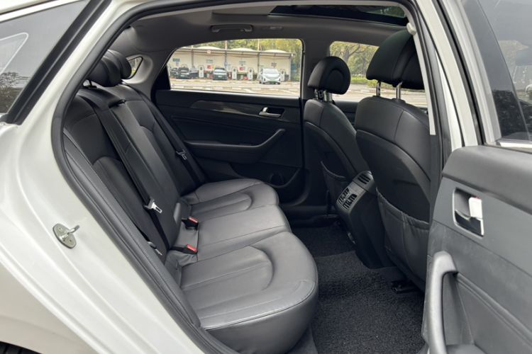 Used Hyundai Sonata 2017 2.4L DLX Premium Model Interior 10