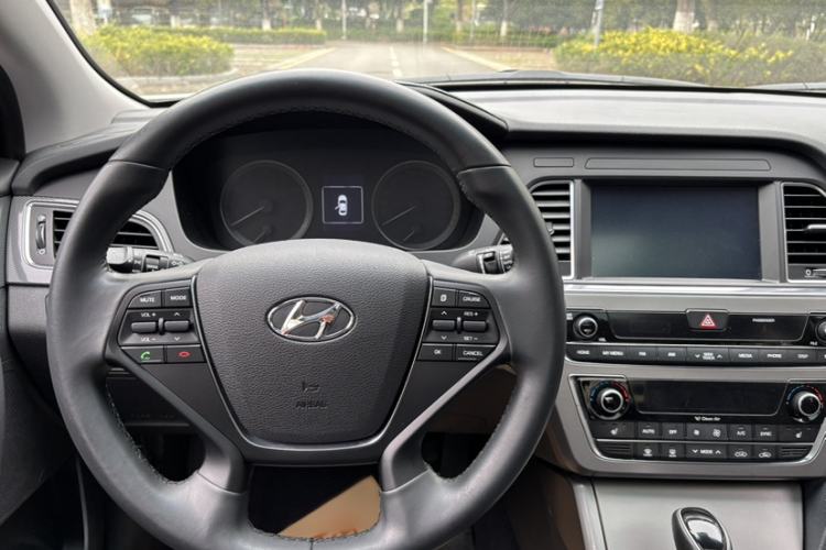 Used Hyundai Sonata 2017 2.4L DLX Premium Model Interior 3
