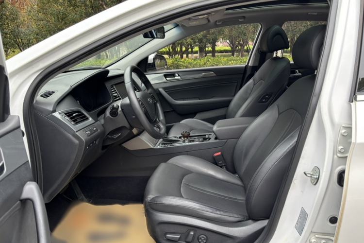 Used Hyundai Sonata 2017 2.4L DLX Premium Model Interior 4