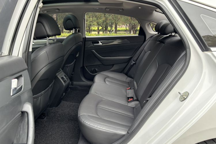 Used Hyundai Sonata 2017 2.4L DLX Premium Model Interior 5