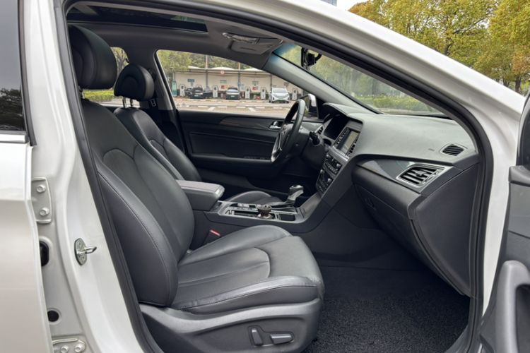 Used Hyundai Sonata 2017 2.4L DLX Premium Model Interior 7