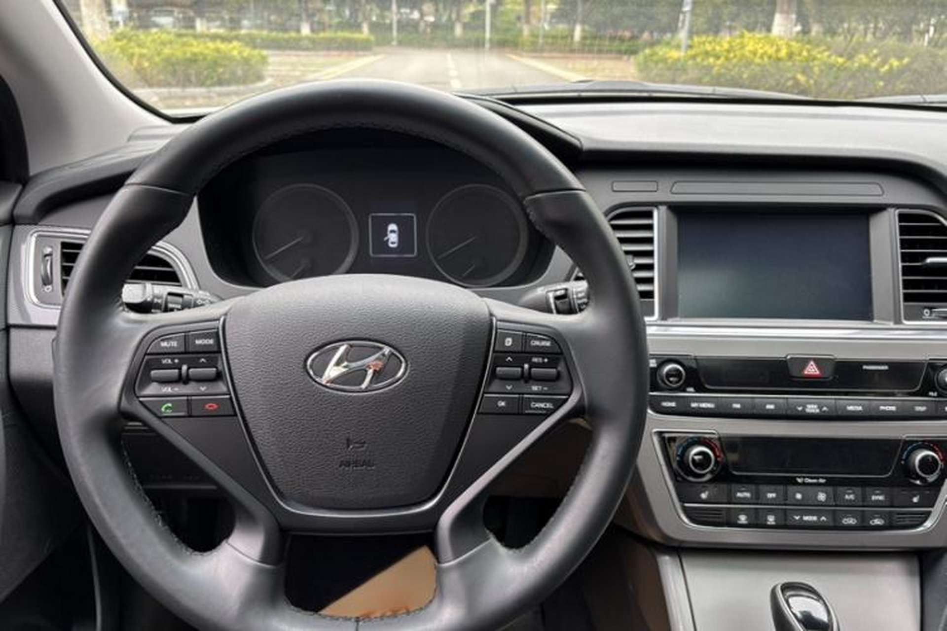 Used Hyundai Sonata 2017 2.4L DLX Premium Model Interior 7