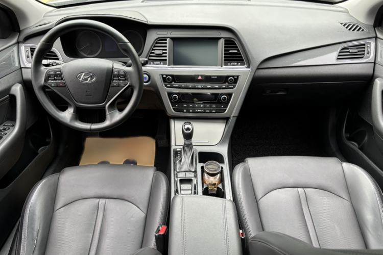 Used Hyundai Sonata 2017 2.4L DLX Premium Model Interior 8