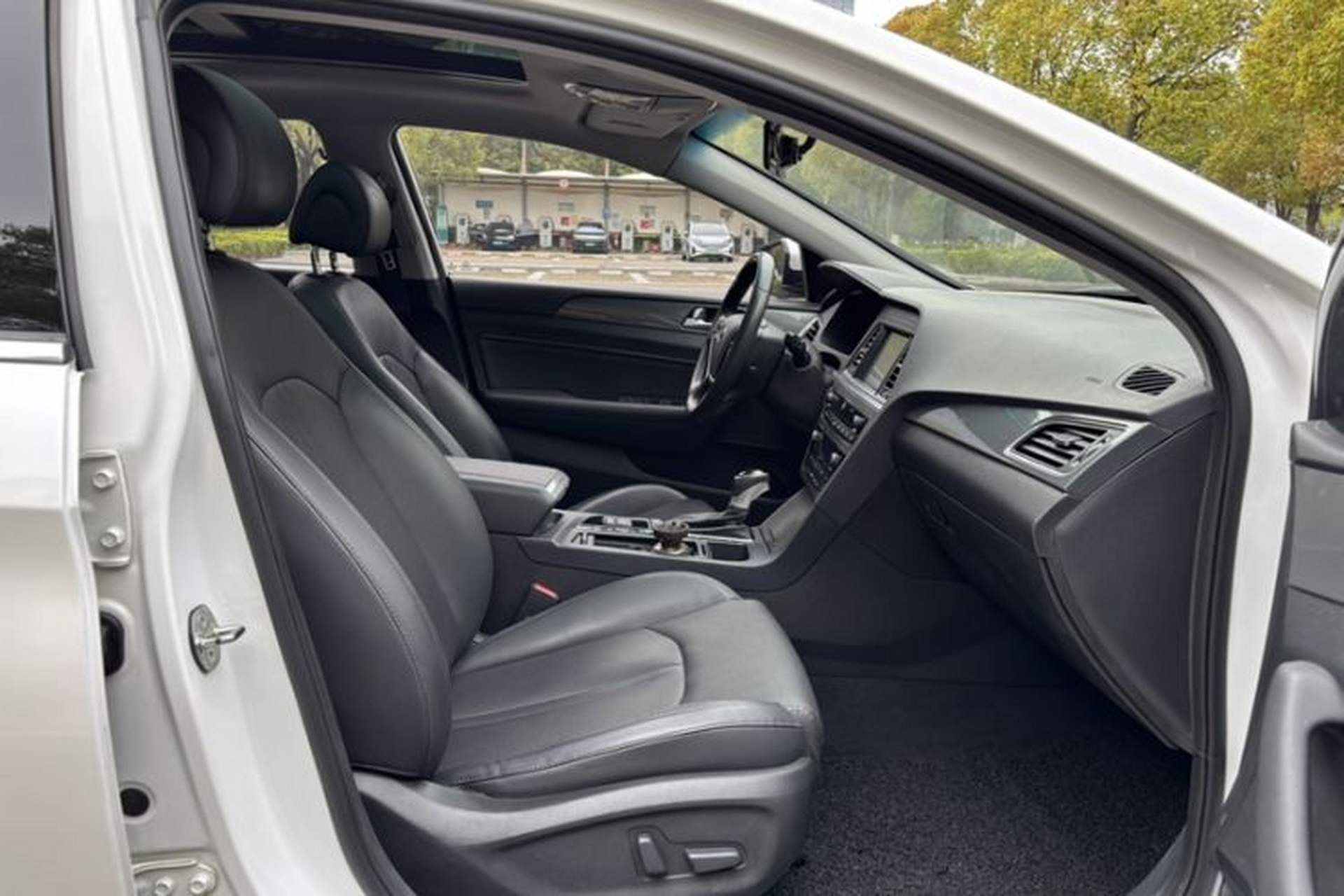 Used Hyundai Sonata 2017 2.4L DLX Premium Model Interior 9