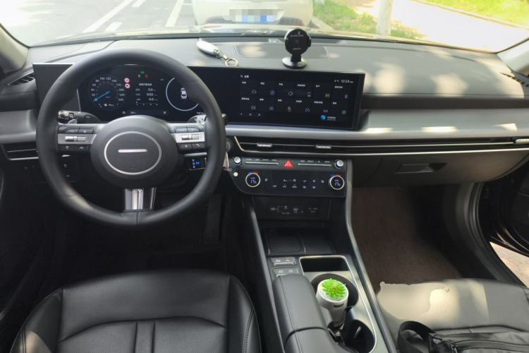 Used Hyundai Sonata 2024 1.5T Pro Center Console