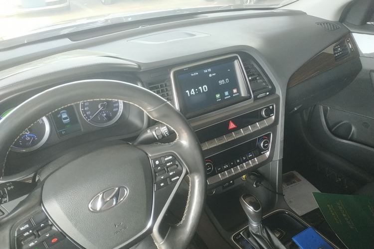 Used Hyundai Sonata Plug-in Hybrid 2018 2.0 PHS Smart Connect Version China VI Standard Center Console