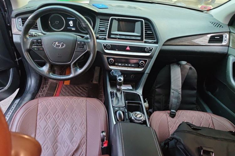 Used Hyundai Sonata Plug-in Hybrid 2018 2.0 PHE Smart Enjoyment Version China VI Standard Center Console