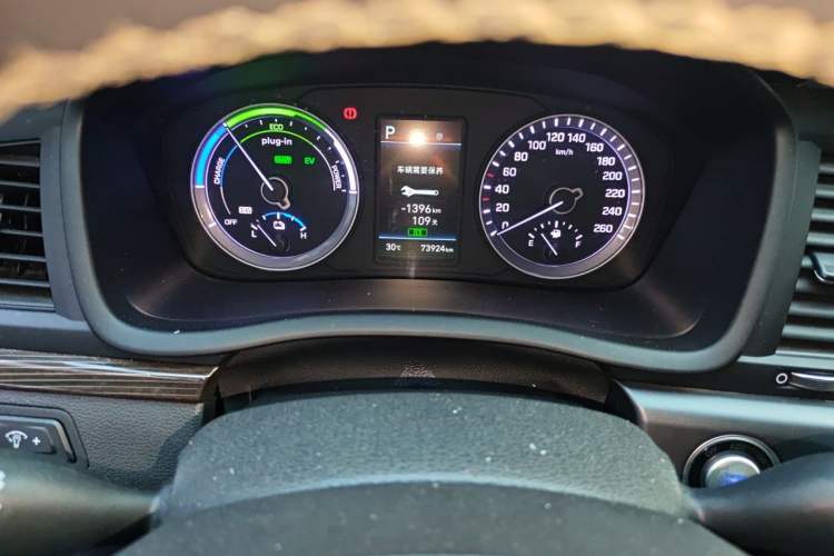Used Hyundai Sonata Plug-in Hybrid 2018 2.0 PHE Smart Enjoyment Version China VI Standard Odometer Close Up