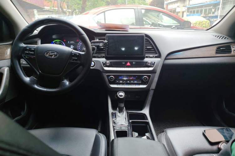 Used Hyundai Sonata Plug-in Hybrid 2018 2.0 PHE Smart Enjoyment Version China VI Standard Center Console