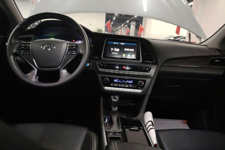 Used Hyundai Sonata Plug-in Hybrid 2018 2.0 PHS Smart Connect Version China VI Standard Center Console