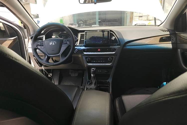 Used Hyundai Sonata Plug-in Hybrid 2018 2.0 PHE Smart Enjoyment Version China VI Standard Center Console