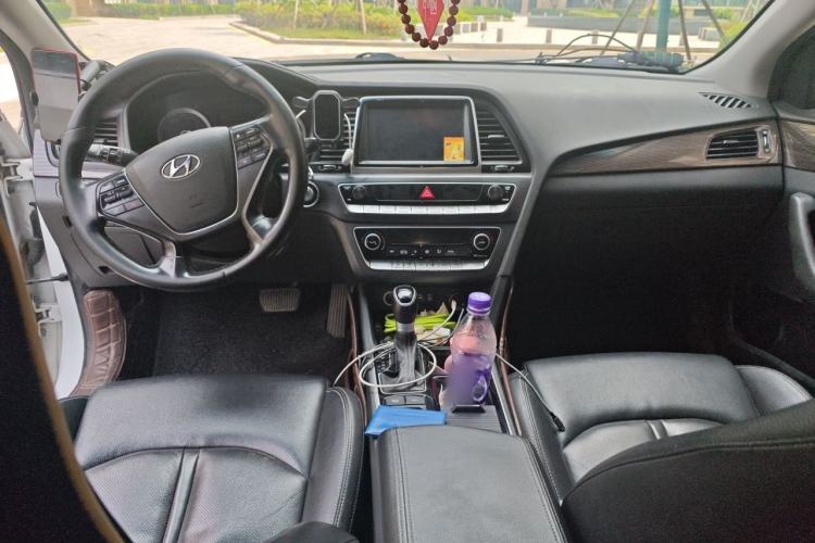 Used Hyundai Sonata Plug-in Hybrid 2018 2.0 PHS Smart Connect Version China VI Standard Center Console