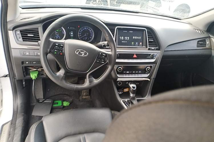Used Hyundai Sonata Plug-in Hybrid 2018 2.0 PHS Smart Connect Version China VI Standard Center Console