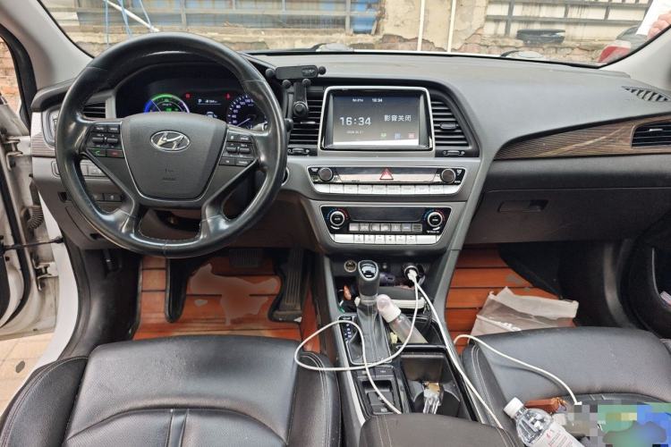 Used Hyundai Sonata Plug-in Hybrid 2018 2.0 PHS Smart Connect Version China VI Standard Center Console