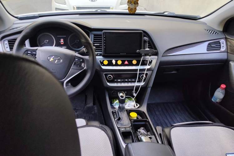 Used Hyundai Sonata Plug-in Hybrid 2018 2.0 PHE Smart Enjoyment Version China VI Standard Center Console