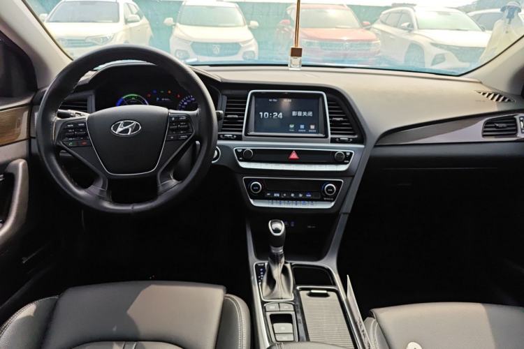 Used Hyundai Sonata Plug-in Hybrid 2018 2.0 PHS Smart Connect Version China VI Standard Center Console