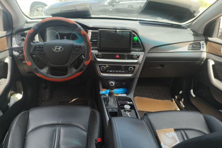 Used Hyundai Sonata Plug-in Hybrid 2018 2.0 PHE Smart Enjoyment Version China VI Standard Center Console