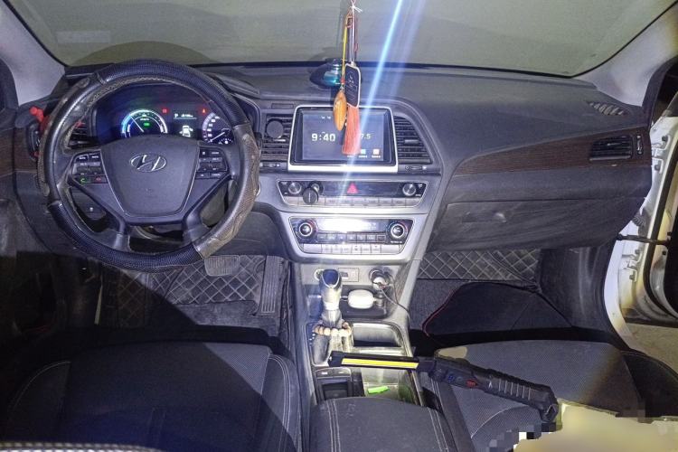 Used Hyundai Sonata Plug-in Hybrid 2018 2.0 PHS Smart Connect Version China VI Standard Center Console