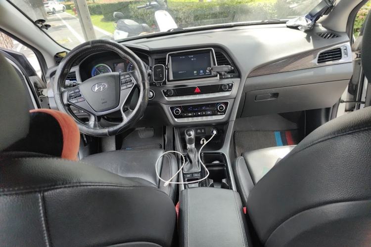 Used Hyundai Sonata Plug-in Hybrid 2018 2.0 PHS Smart Connect Version China VI Standard Center Console