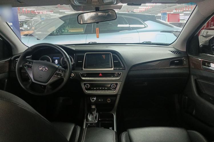 Used Hyundai Sonata Plug-in Hybrid 2018 2.0 PHS Smart Connect Version China VI Standard Center Console