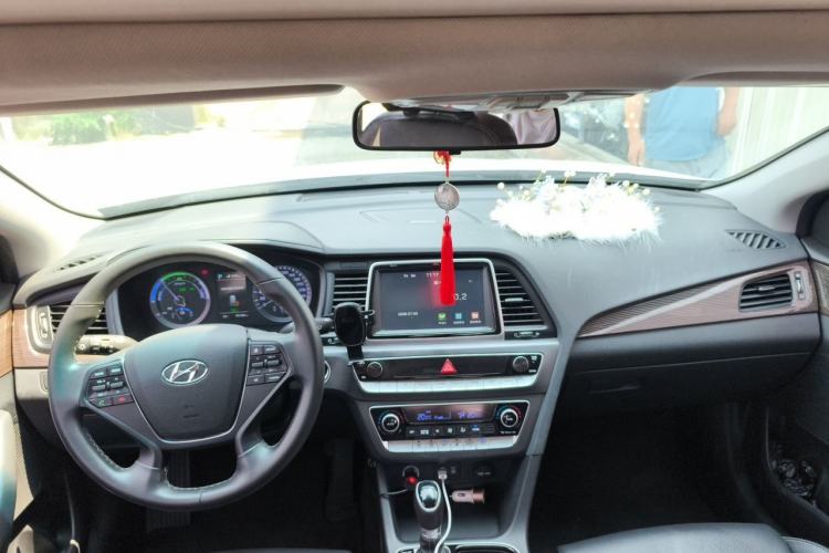 Used Hyundai Sonata Plug-in Hybrid 2018 2.0 PHS Smart Connect Version China VI Standard Center Console