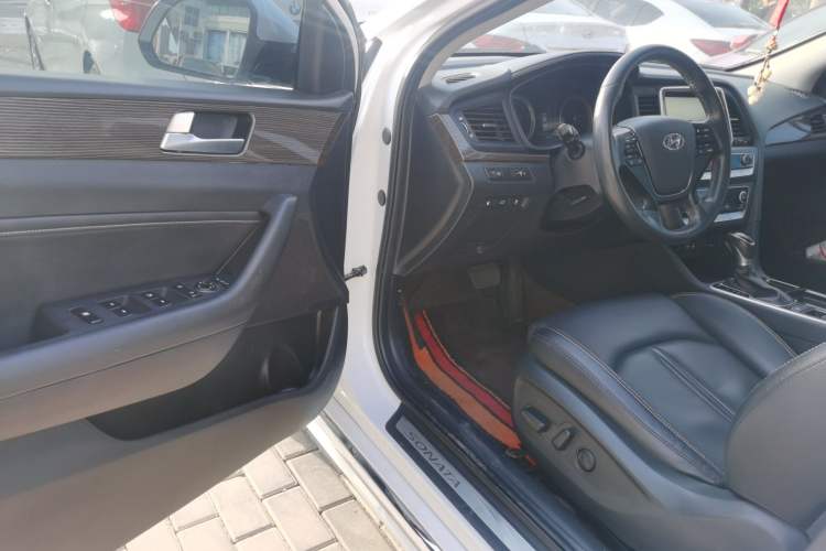 Used Hyundai Sonata Plug-in Hybrid 2018 2.0 PHS Smart Connect Version China VI Standard Interior 3