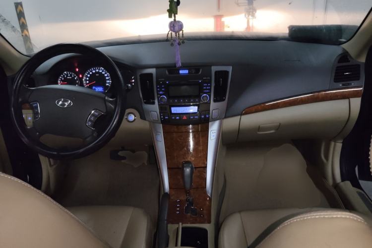 Used Hyundai SONATA·NFC 2009 2.0L Automatic GLS Center Console