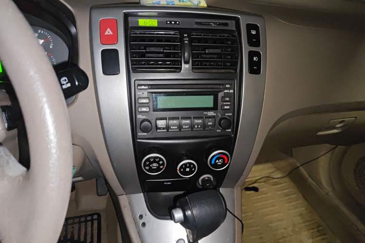 Used Hyundai Tucson 2006 2.0L Automatic 2WD Comfort Edition Audio And AC Panel