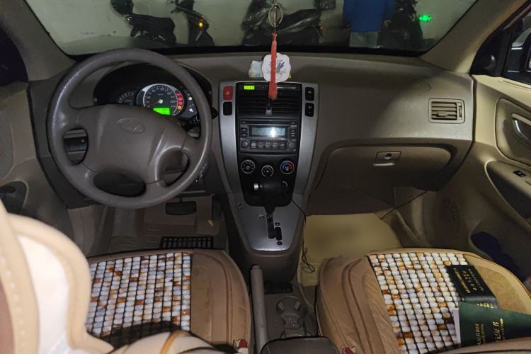 Used Hyundai Tucson 2006 2.0L Automatic 2WD Comfort Edition Center Console