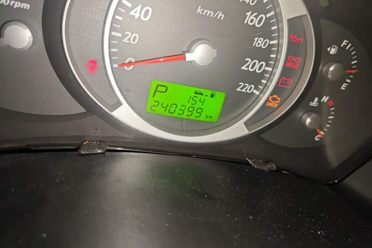 Used Hyundai Tucson 2006 2.0L Automatic 2WD Comfort Edition Odometer Close Up