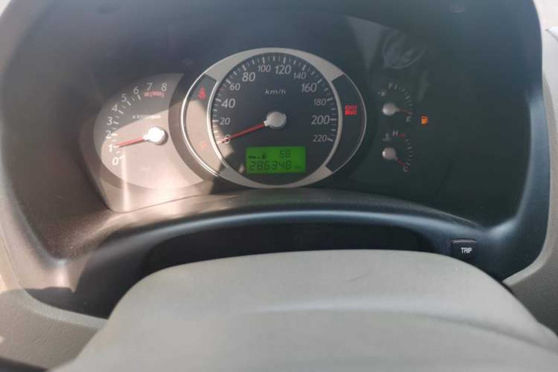 Used Hyundai Tucson 2006 2.0L Manual 4x4 Luxury Version Odometer Close Up