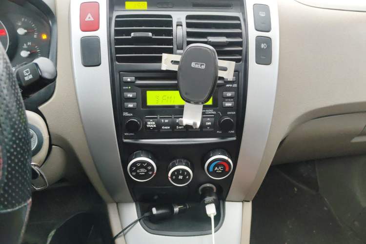 Used Hyundai Tucson 2009 2.0L Manual Two-Wheel Drive Fashion Edition Audio And AC Panel