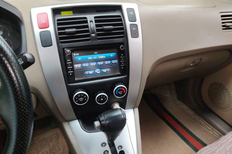 Used Hyundai Tucson 2009 2.0L Automatic Two-Wheel Drive with Sunroof Audio And AC Panel