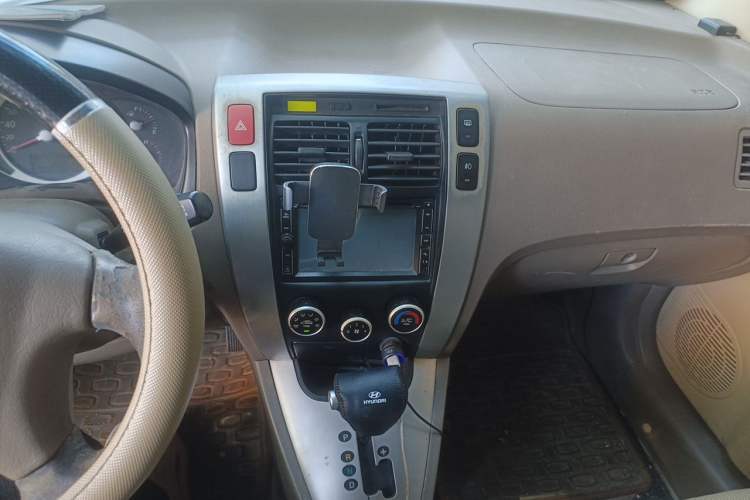 Used Hyundai Tucson 2009 2.0L Automatic Two-Wheel Drive with Sunroof Audio And AC Panel