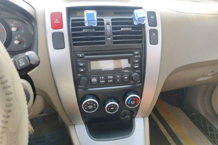 Used Hyundai Tucson 2009 2.0L Manual Two-Wheel Drive Fashion Edition Audio And AC Panel