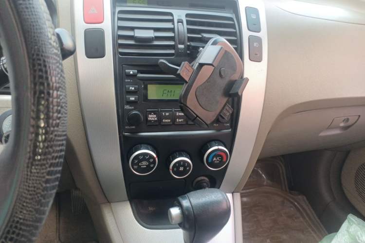Used Hyundai Tucson 2009 2.0L Automatic Two-Wheel Drive with Sunroof Audio And AC Panel