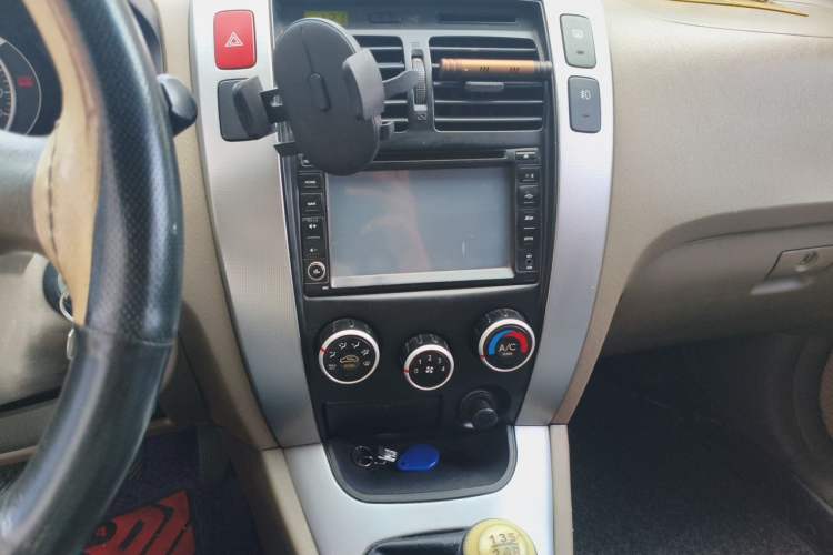 Used Hyundai Tucson 2009 2.0L Manual Two-Wheel Drive Fashion Edition Audio And AC Panel