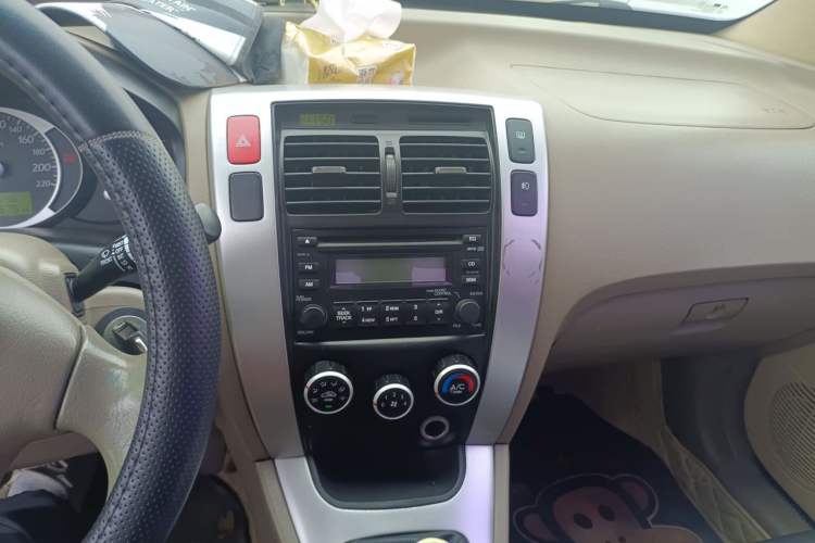 Used Hyundai Tucson 2009 2.0L Manual Two-Wheel Drive Fashion Edition Audio And AC Panel
