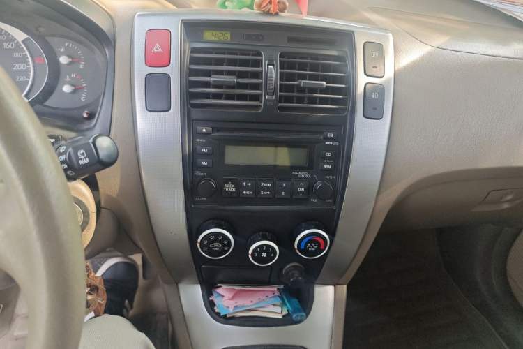 Used Hyundai Tucson 2009 2.0L Manual Two-Wheel Drive Fashion Edition Audio And AC Panel