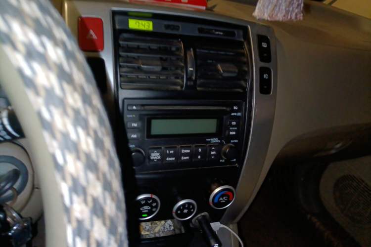 Used Hyundai Tucson 2009 2.0L Manual Two-Wheel Drive Fashion Edition Audio And AC Panel