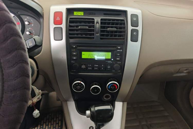Used Hyundai Tucson 2009 2.0L Automatic Two-Wheel Drive with Sunroof Audio And AC Panel